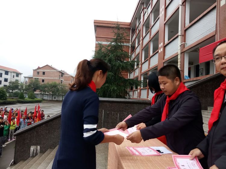 王宅小学喜迎十九大我是光荣少先队员建队节庆祝活动