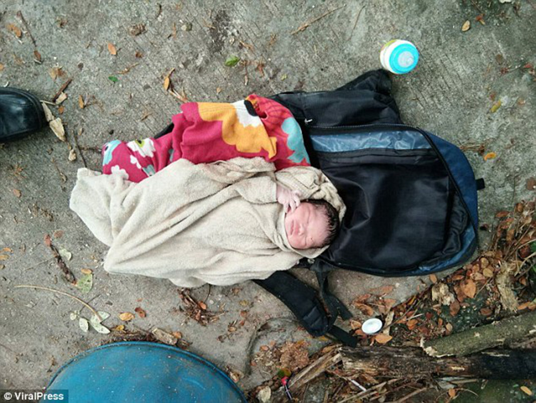 泰国一婴儿出生几小时后被丢弃垃圾桶中 被发现将