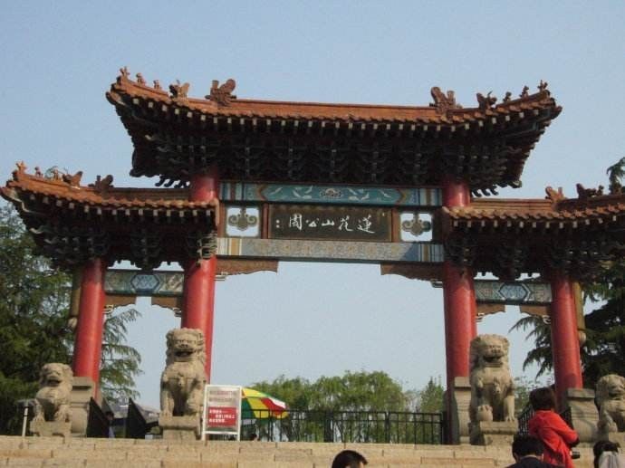 博山莲花山风景区,坐落于博山城东,距市区中心五公里.