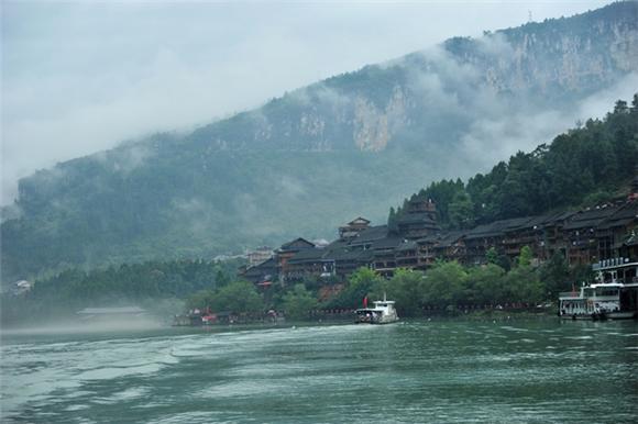 连日的秋雨,让位于重庆市酉阳县龚滩至万木段的乌江百里画廊云雾缭绕