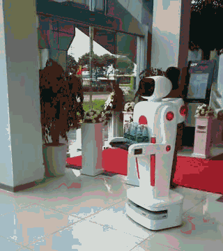 新加坡某餐厅收碗碟机器人应用▼