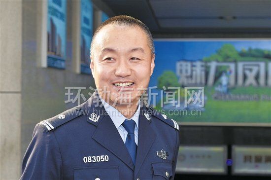 (记者 郑勇)10月12日,唐山市公安局海港经济开发区分局公安民警经耐心