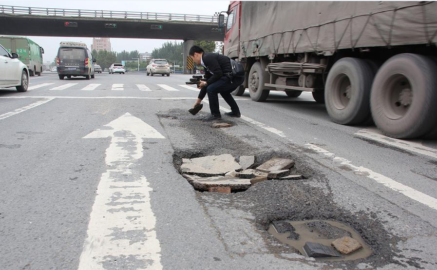 城市道路破损,为何要司机来填坑?