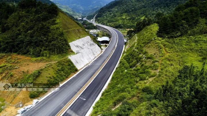 本月26日桂三高速通车,这条在侗乡梯田上修建