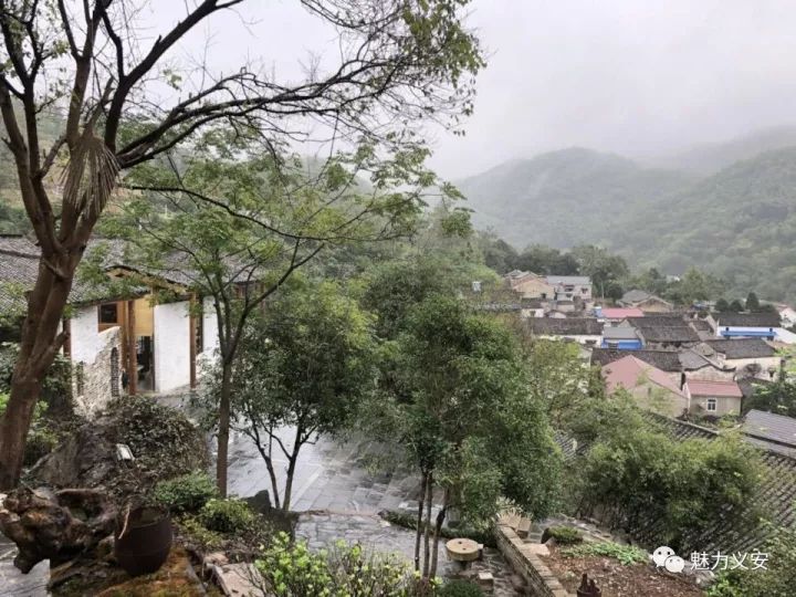 抵达龙潭肖村时,适逢秋雨初歇,山岚浮动在山峰.