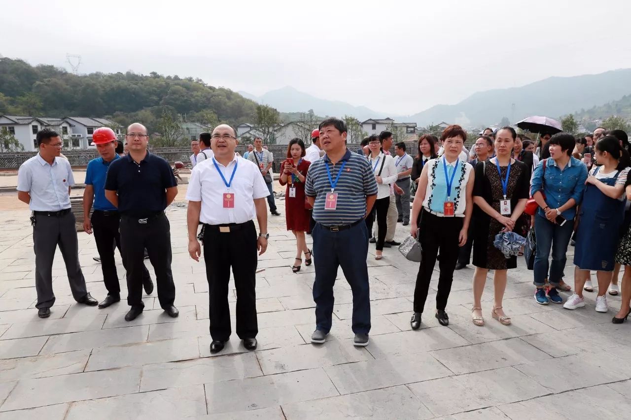 10月11日,县政协主席邱文辉带领驻汝市县政协委员们来到文明瑶族乡