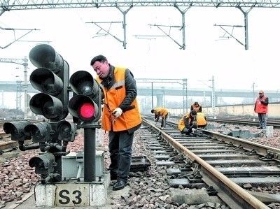 发车进路兼出站信号机,根据需要可装设进路表示器,区分进路方向.