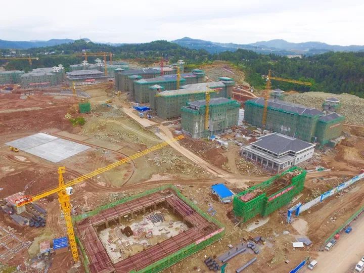 基础施工场地平整开工建设恩阳中学新校区位于登科街道办事处麻石村