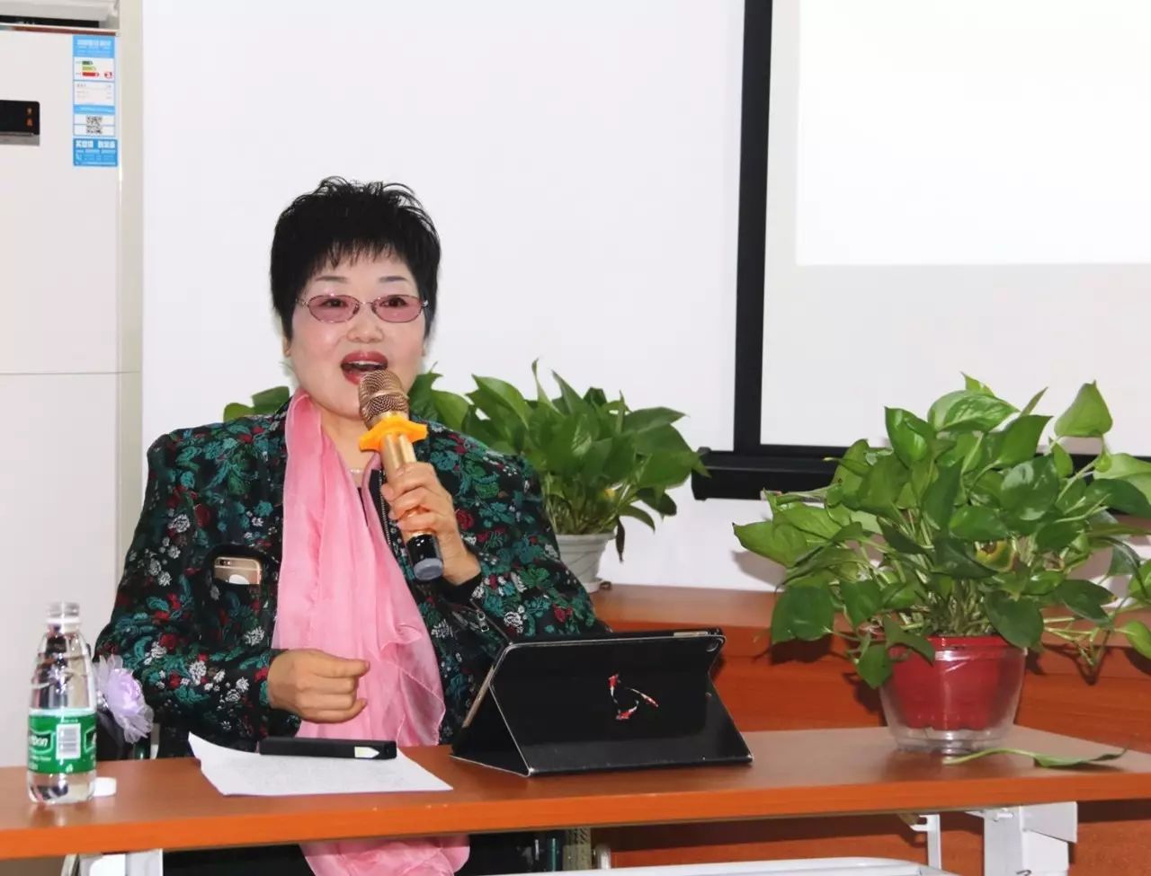 中心(致公党"精神助学"基地)负责人李丽老师来到长沙市雨花区永祥社区