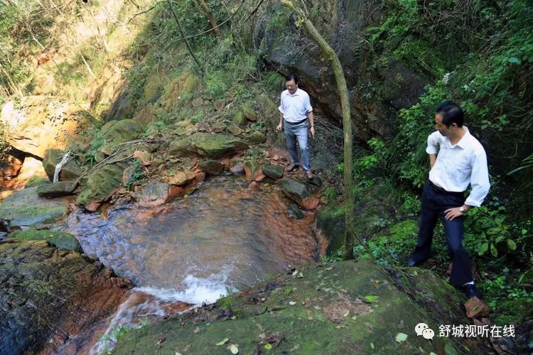 天子寨瀑布,位于舒茶镇山埠村,距县城约30公里,飞瀑倒挂,喷珠溅玉,蔚