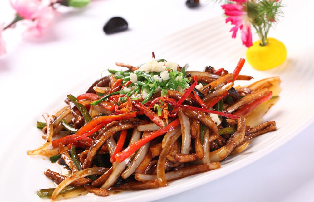 宁式鳝丝宁波特色名菜,主要以宁波当地鲜嫩的竹笋为食材,再放入老抽