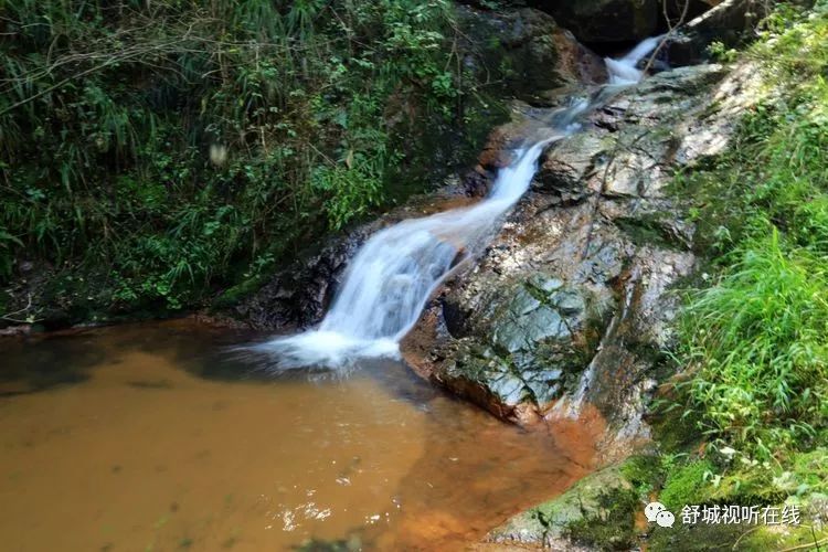 天子寨瀑布,位于舒茶镇山埠村,距县城约30公里,飞瀑倒挂,喷珠溅玉,蔚