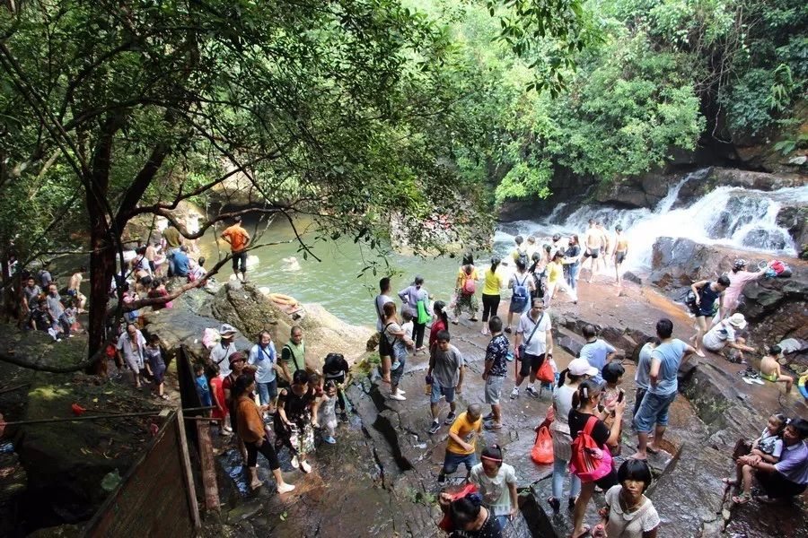 游客畅游八寨沟,游山玩水乐不断