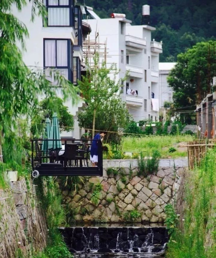 天台县赤城街道塔后村 天台县塔后村,处于国赤景区的环抱中,躺在大地