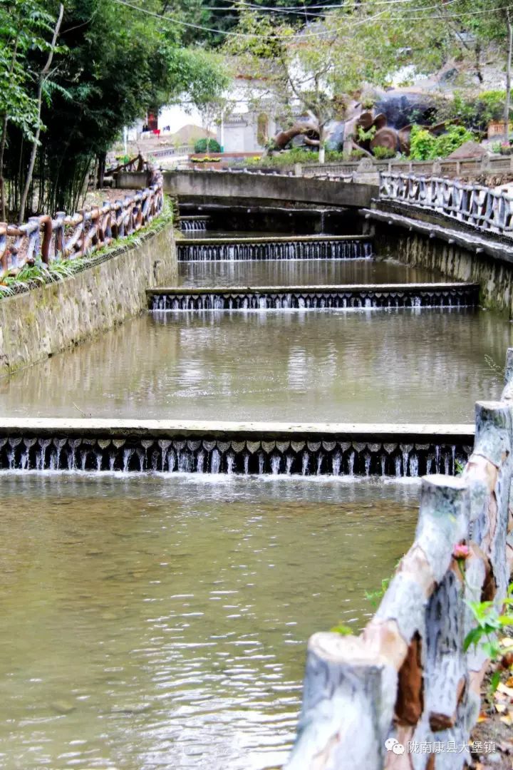 目前美丽乡村建设已完成休闲健身广场,便民景观桥,河道水景,农户房屋