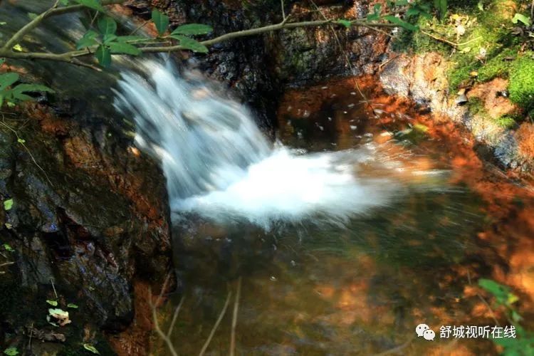 天子寨瀑布,位于舒茶镇山埠村,距县城约30公里,飞瀑倒挂,喷珠溅玉,蔚