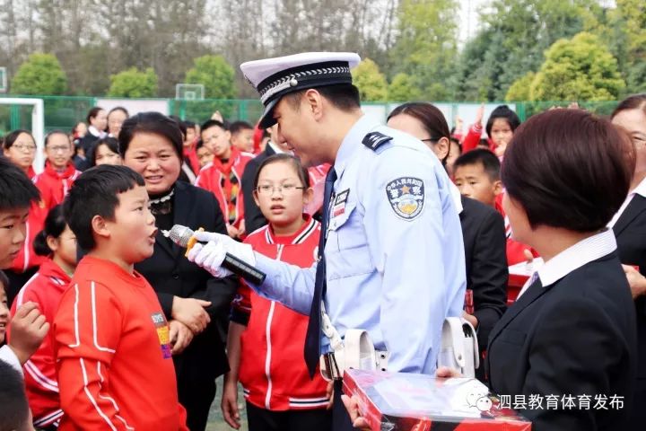 视频和图文暖暖的情意给泗县雪枫小学生送这么多礼品生命的轮渡在爱心