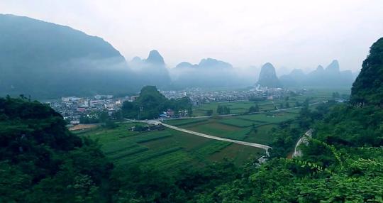 位于广西中部略偏西位置,居红水河中段南岸,大明山北麓,东与上林县