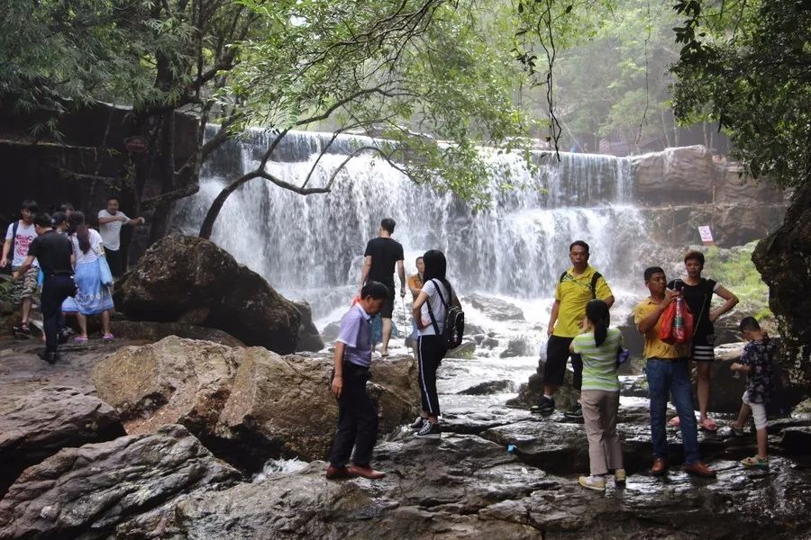 游客畅游八寨沟,游山玩水乐不断