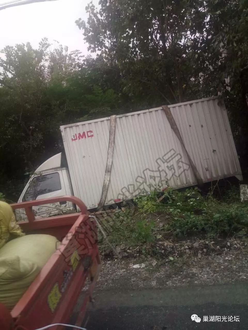 今早巢湖夏阁西峰集发生一起车祸,厢式货车"栽"的了.