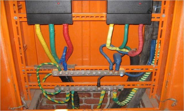 在总配电箱或总电源处的工作零端子排和保护零端子排之间,必须做
