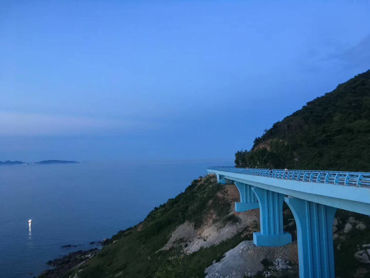 登顶苏峰山眺望全岛,一切尽收眼底,大片绿油油的草地,一望无际的大海