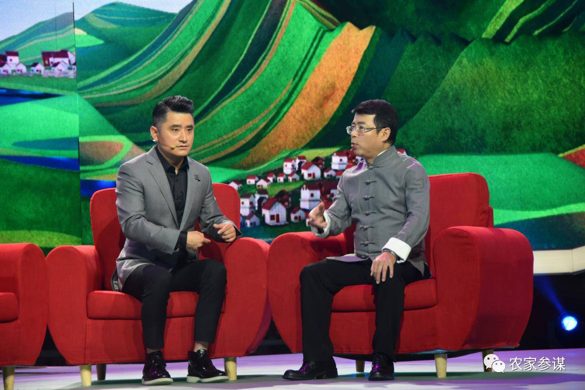 河南电视台主持人关枫(左一)作为卢氏县金融扶贫模式发展特约调查员
