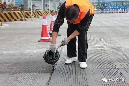 水泥混凝土路面施工质量控制要求抹面养护与接缝处理