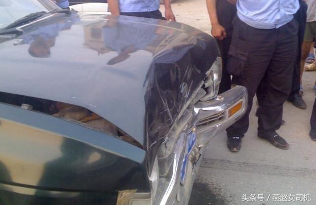 日本车的车头居然被自行车撞烂了?从车祸现场看日本轿车的质量!