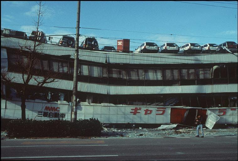 1995年阪神大地震后的神户满目疮痍 仿佛遭受了原子弹