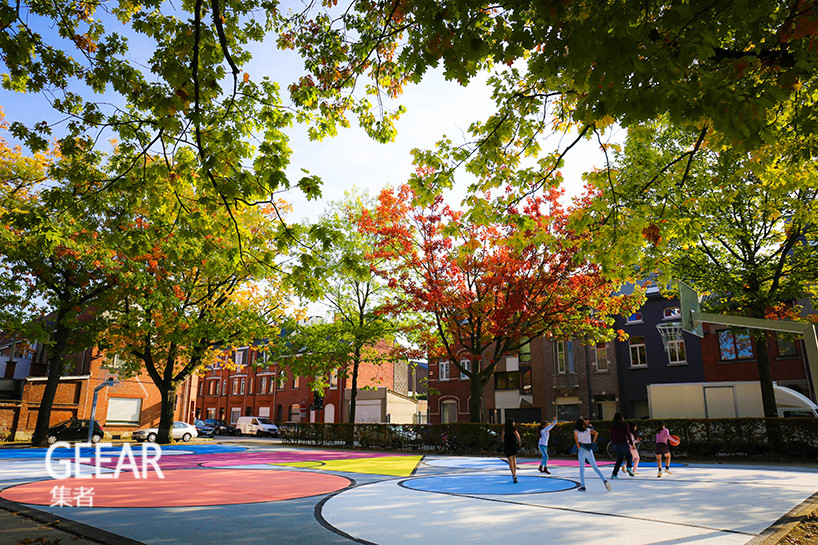 星空体育平台:Katrien把都市篮球场酿成一幅超大的地板绘画