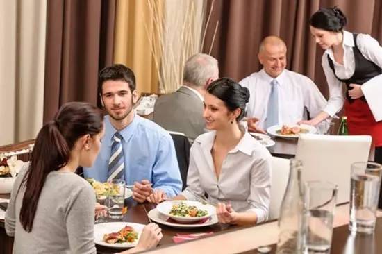 餐饮服务礼仪培训大全,让你的餐厅更受欢迎_搜