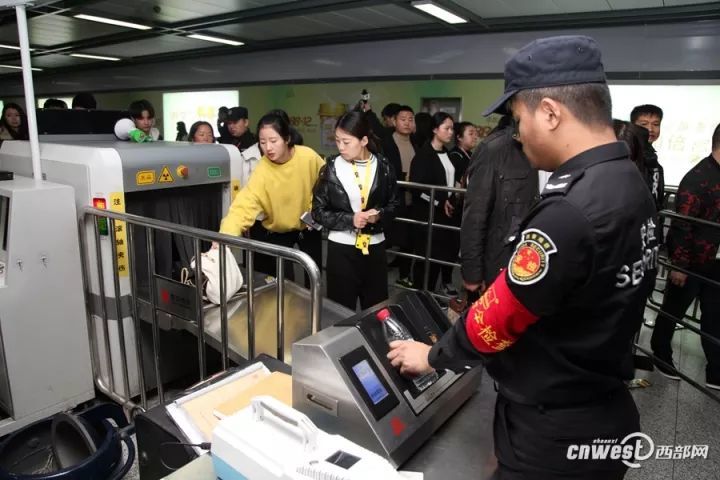 西安地铁安检升级!民警执勤,逢包必检!这些东西不能再带进地铁站了!