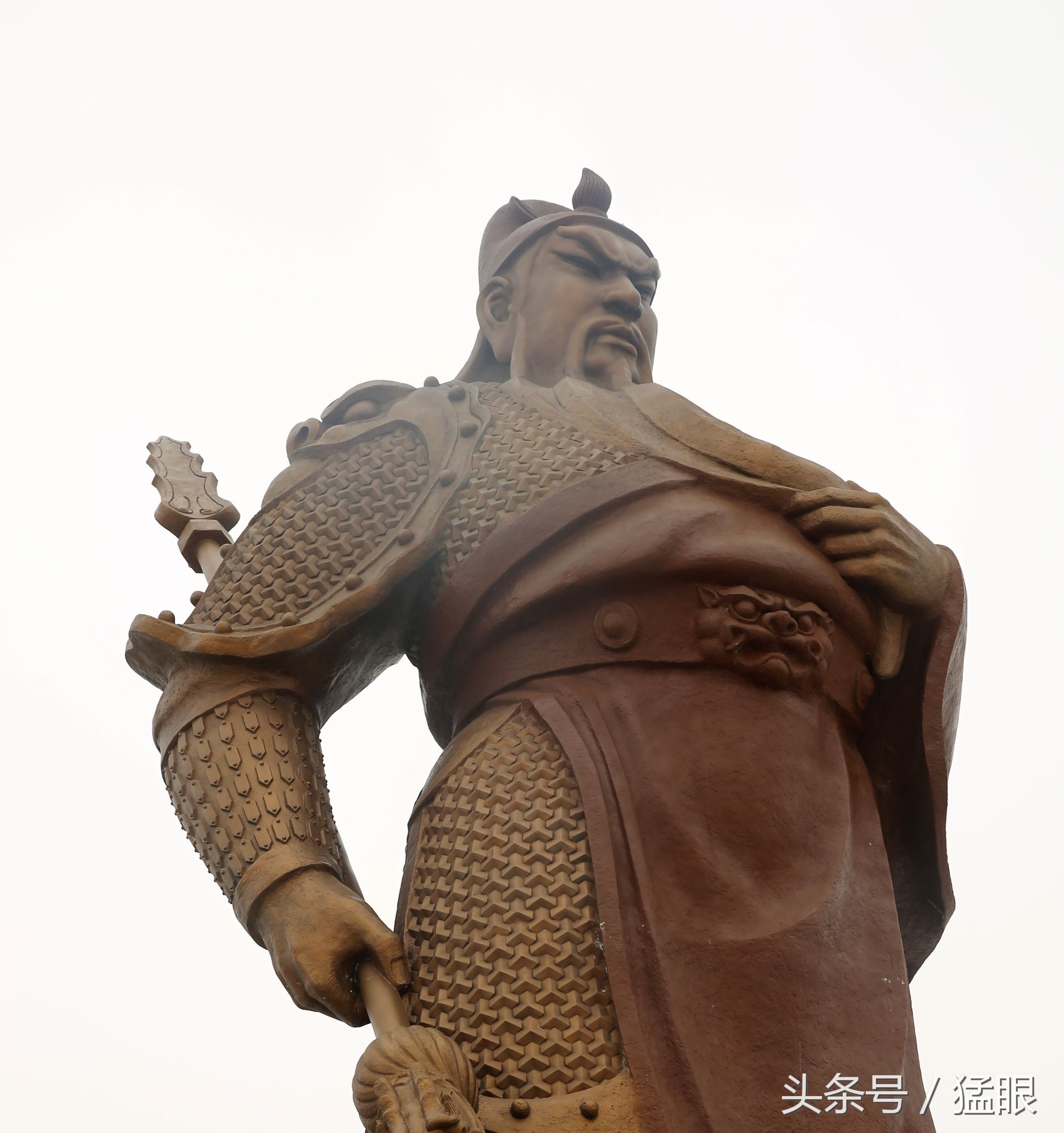 该雕塑为关公站像,青铜铸造,身着半铠甲半战袍,手提青龙偃月刀,威风