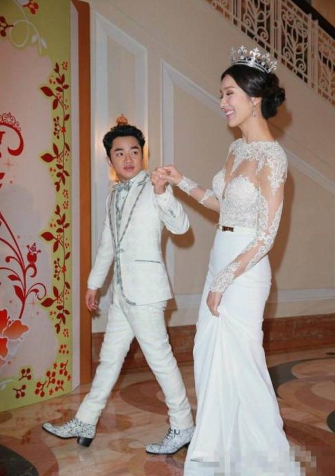 若是关晓彤长到了180cm,他们结婚时应该就是王祖蓝和李亚男这种画面.