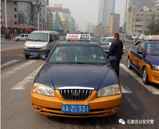 辅警薛达海在省会中山路路段执勤,突然一辆由西向东行驶的出租车引起