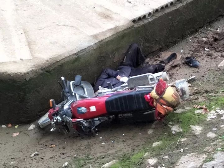 湖南宁乡黄材水库发生一起交通事故,雨天路滑,车友们一定要注意安全!