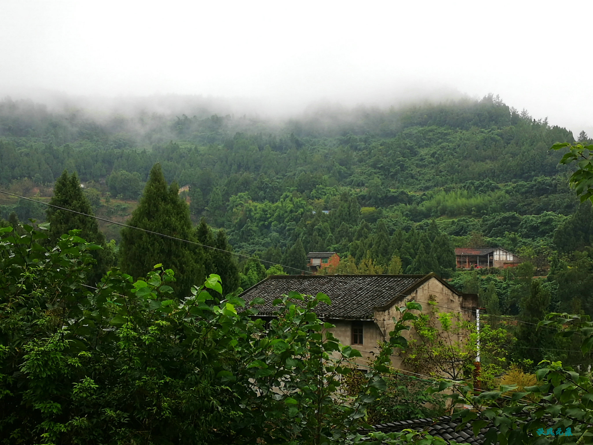 秋雨中的蜀中小山村