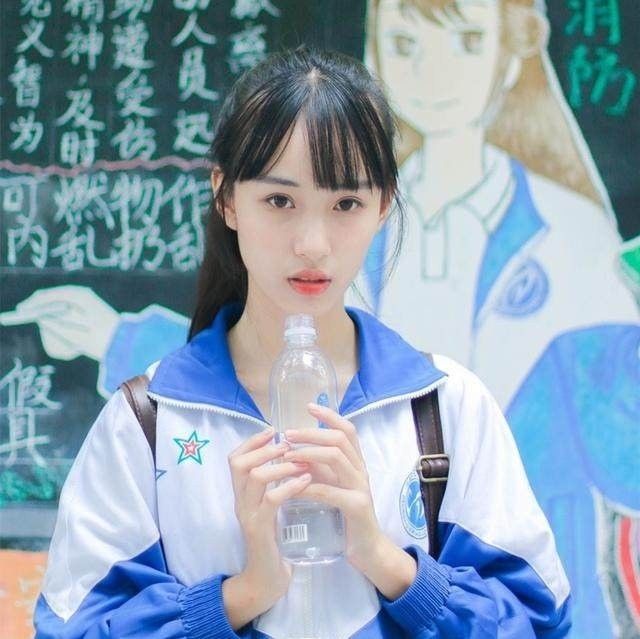 00后女生被赞穿校服最好看的校花