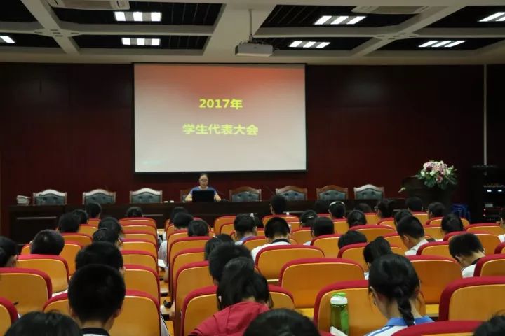 大家好给大家介绍下这是二中新一届学生会干部