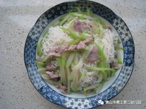 年10月19日 星期四 早餐:青菜肉末螺纹粉,葡萄 中餐:白米饭,节瓜三丝