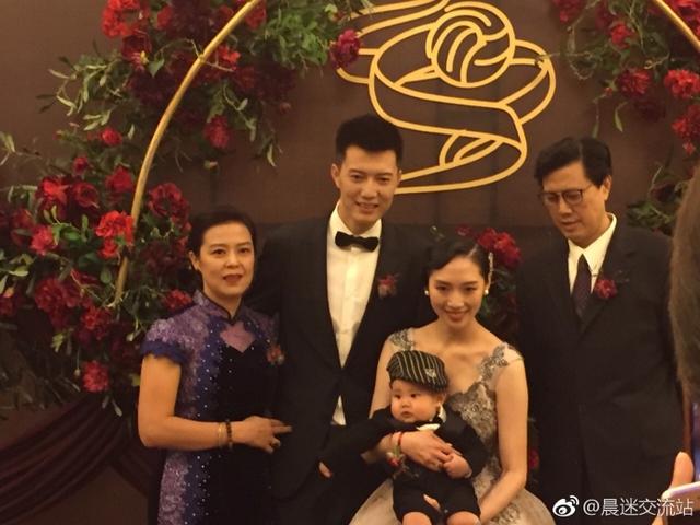 体育 正文  北京时间10月15日,中国男排主将张晨与妻子李杨补办了婚礼