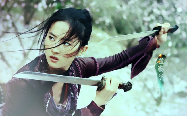 一直被誉为仙女的刘亦菲凶悍起来也挺吓人的,双手握剑,还有谁比她