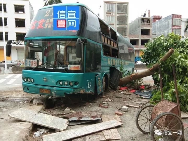 图东莞返回信宜大巴在池洞高速口路段出车祸