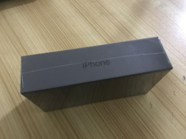 从视频截图中可以看到,山寨iphone 8p的包装盒确实还挺像的,除了盒子