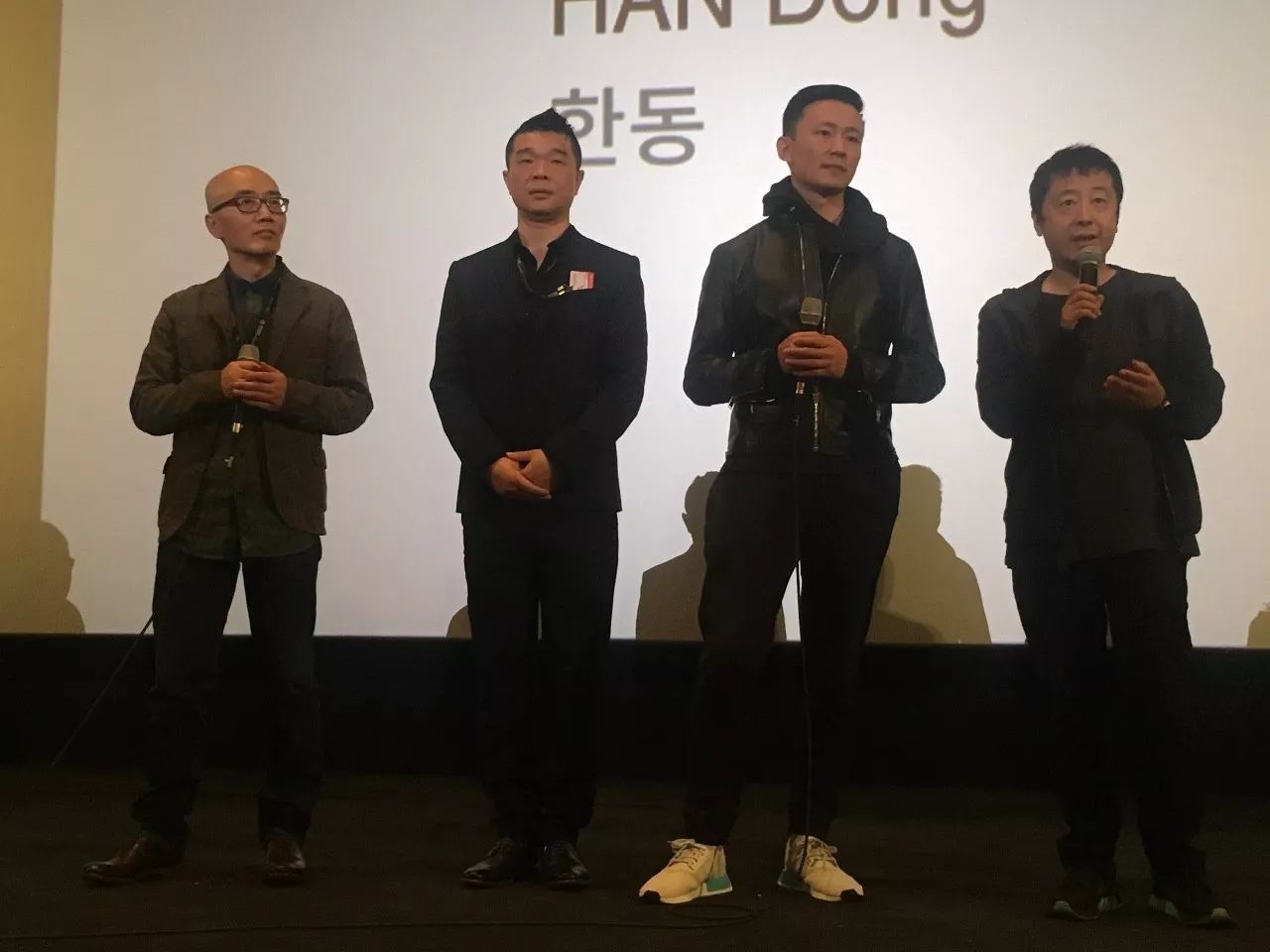 贾樟柯携新片亮相韩国釜山电影节《在码头》导演韩东率主演出席