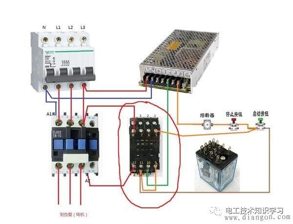 接触器的工作原理是:当接触器线圈通电后,线圈电流会产生磁场,产生的