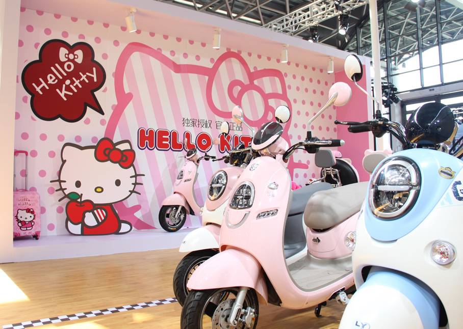 卡通专区搭配了粉色少女系的萌喵"hello kitty"萌元素,更是带给参展