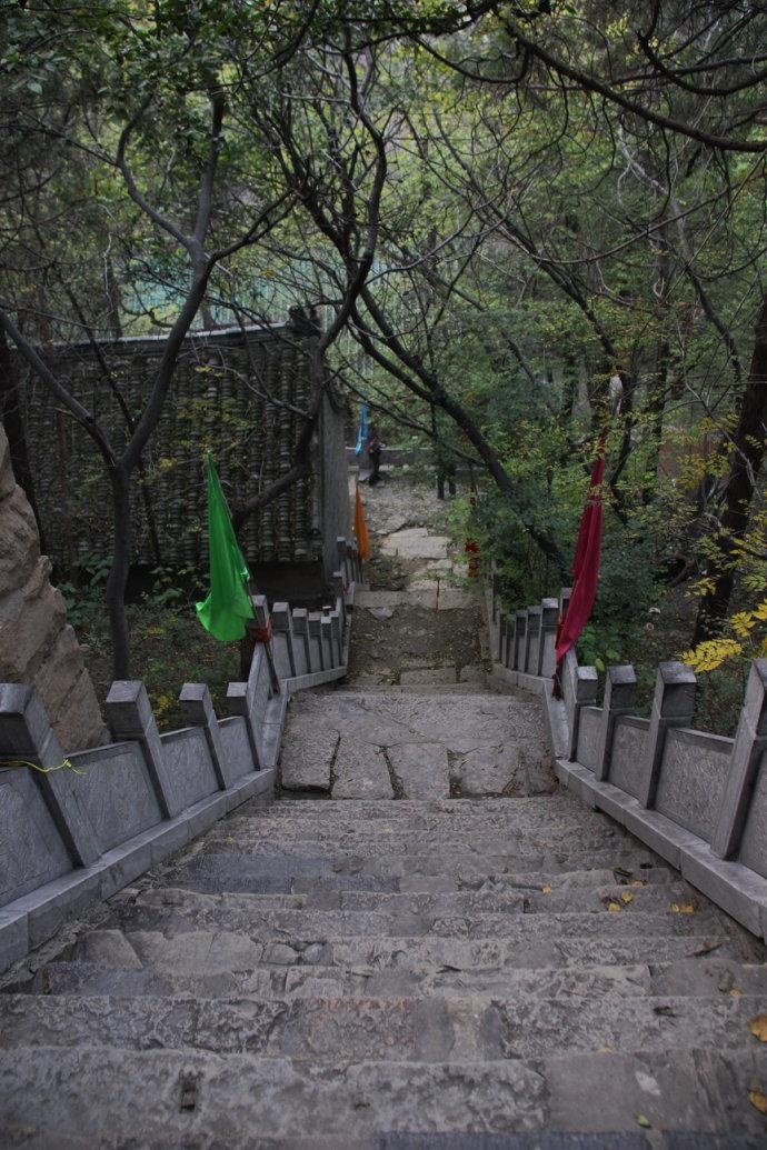 嘉祥县嘉祥青山寺,位于纸坊镇青山风景区内始地又宏农陕县(今河南陕县