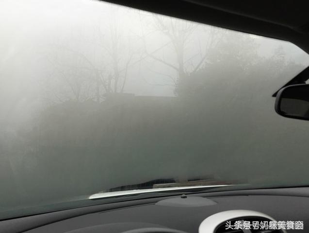 车窗起雾到底用冷风还是暖风?一直没明白,教你一招雾气马上消失